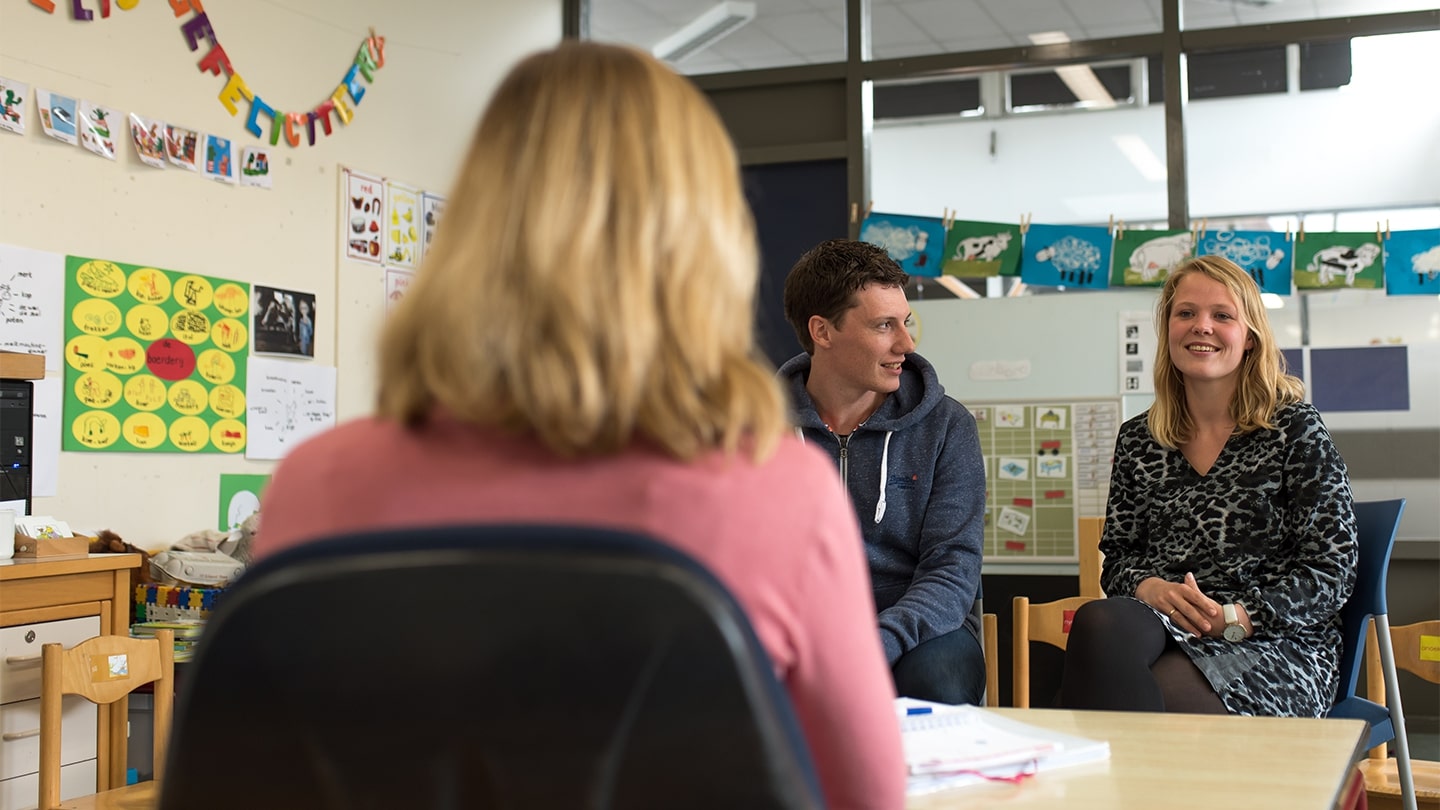 ‘Werk nooit met andermans kinderen zonder een relatie’.