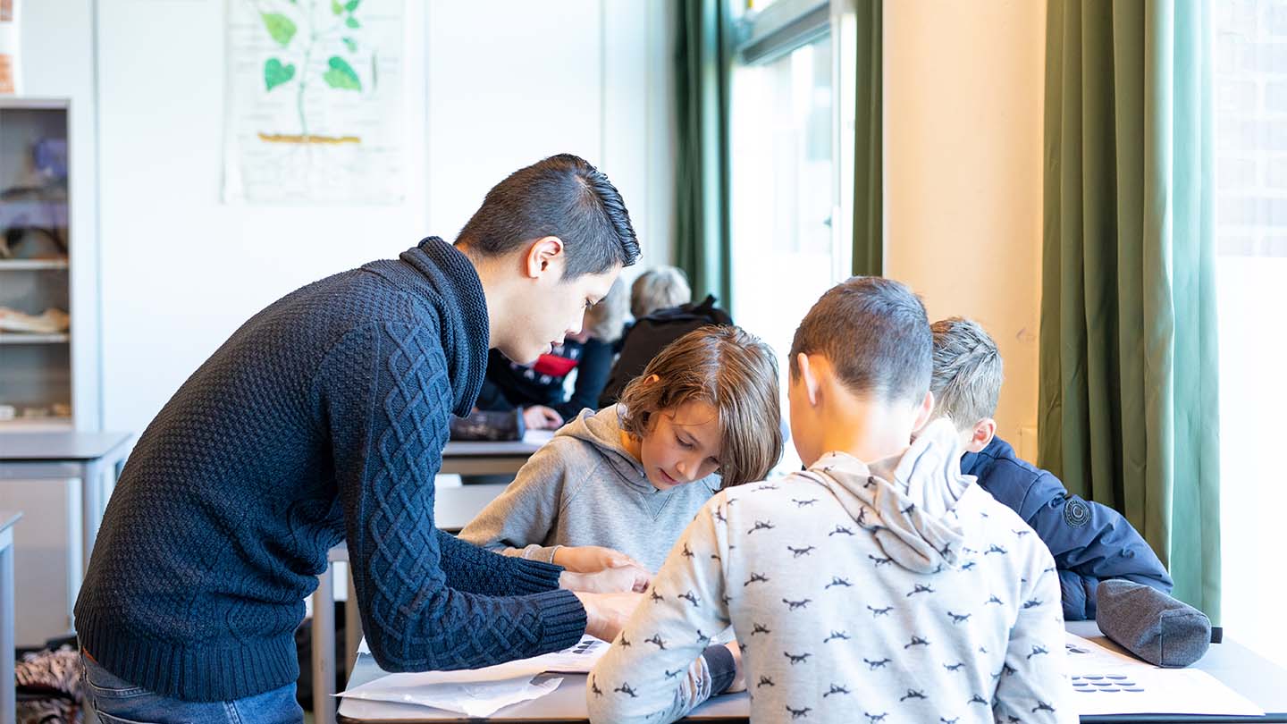 Pabostudenten geven biologieles voor pilot tieneronderwijs